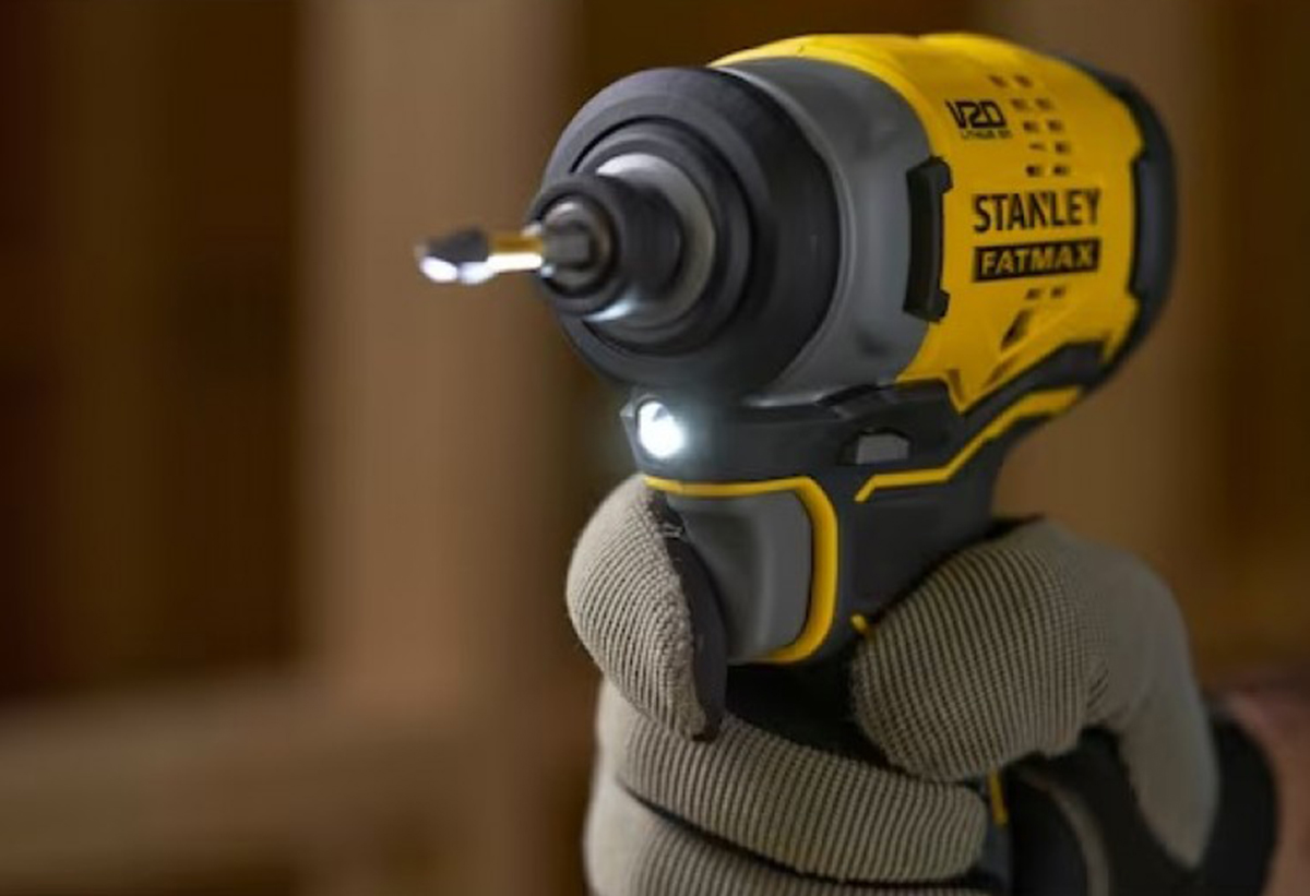 Απεικονίζεται η μπροστινή όψη του εργαλείου με τον φωτισμό LED ενεργοποιημένο.